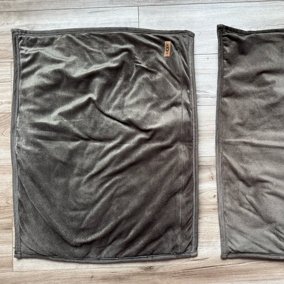 UGG Standard Size Pillow Shams 2 Brown Grey Zip Closure Soft Great Condition - Picture 7 of 12